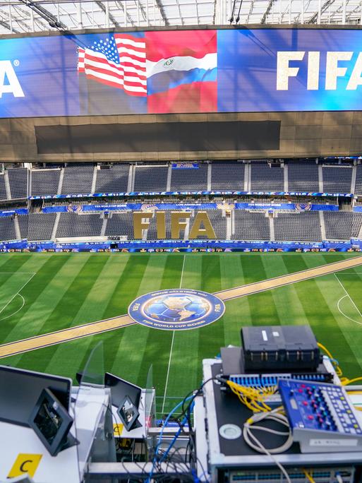 Blick vom Reporterplatz in ein leeres WM-Fußballstadion mit FIFA-Schriftzug. Blick vom Reporterplatz in ein leeres WM-Fußballstadion mit FIFA-Schriftzug.