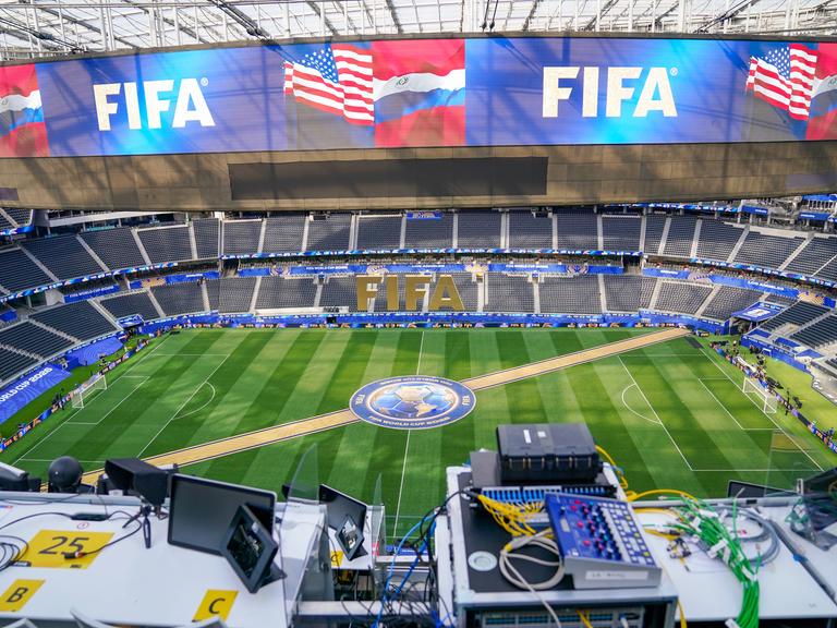 Blick vom Reporterplatz in ein leeres WM-Fußballstadion mit FIFA-Schriftzug. Blick vom Reporterplatz in ein leeres WM-Fußballstadion mit FIFA-Schriftzug.