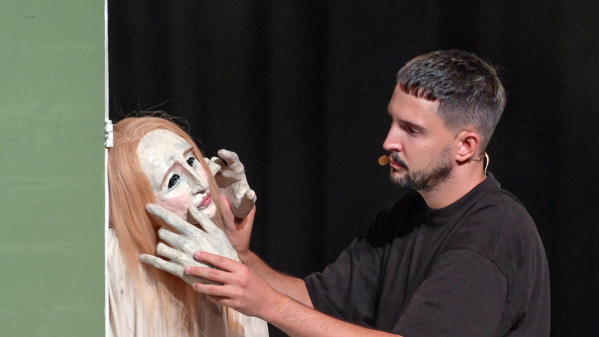 Der Puppenspieler Nikolaus Habjan im Konzert "Die schöne Müllerin" im Kongresshaus Toskana.