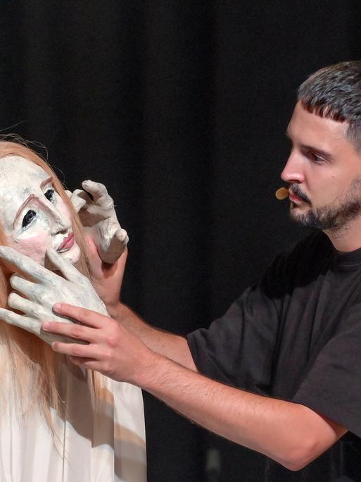 Der Puppenspieler Nikolaus Habjan im Konzert "Die schöne Müllerin" im Kongresshaus Toskana.