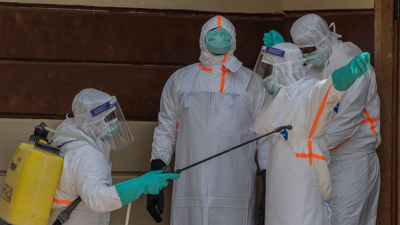 Kongo, Bunia: Medizinisches Personal wird im Einsatz gegen die Ebola-Epidemie desinfiziert an der Citadelle-Klinik.