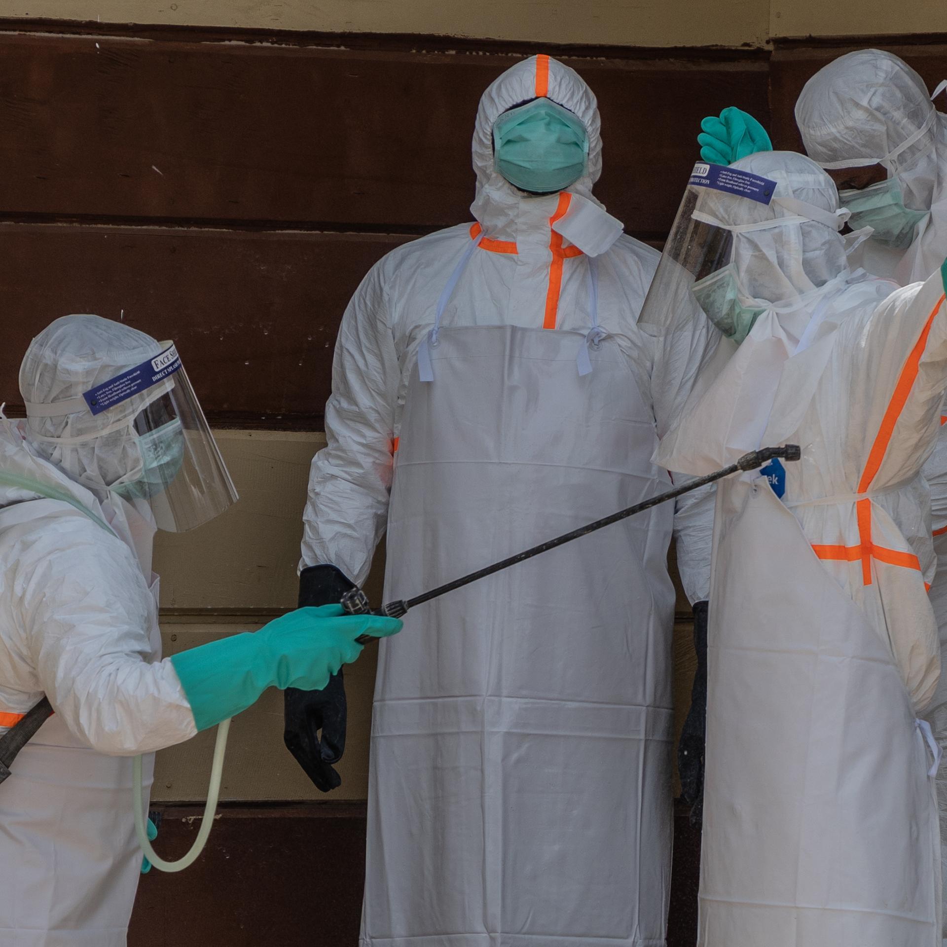 Kongo, Bunia: Medizinisches Personal wird im Einsatz gegen die Ebola-Epidemie desinfiziert an der Citadelle-Klinik.
