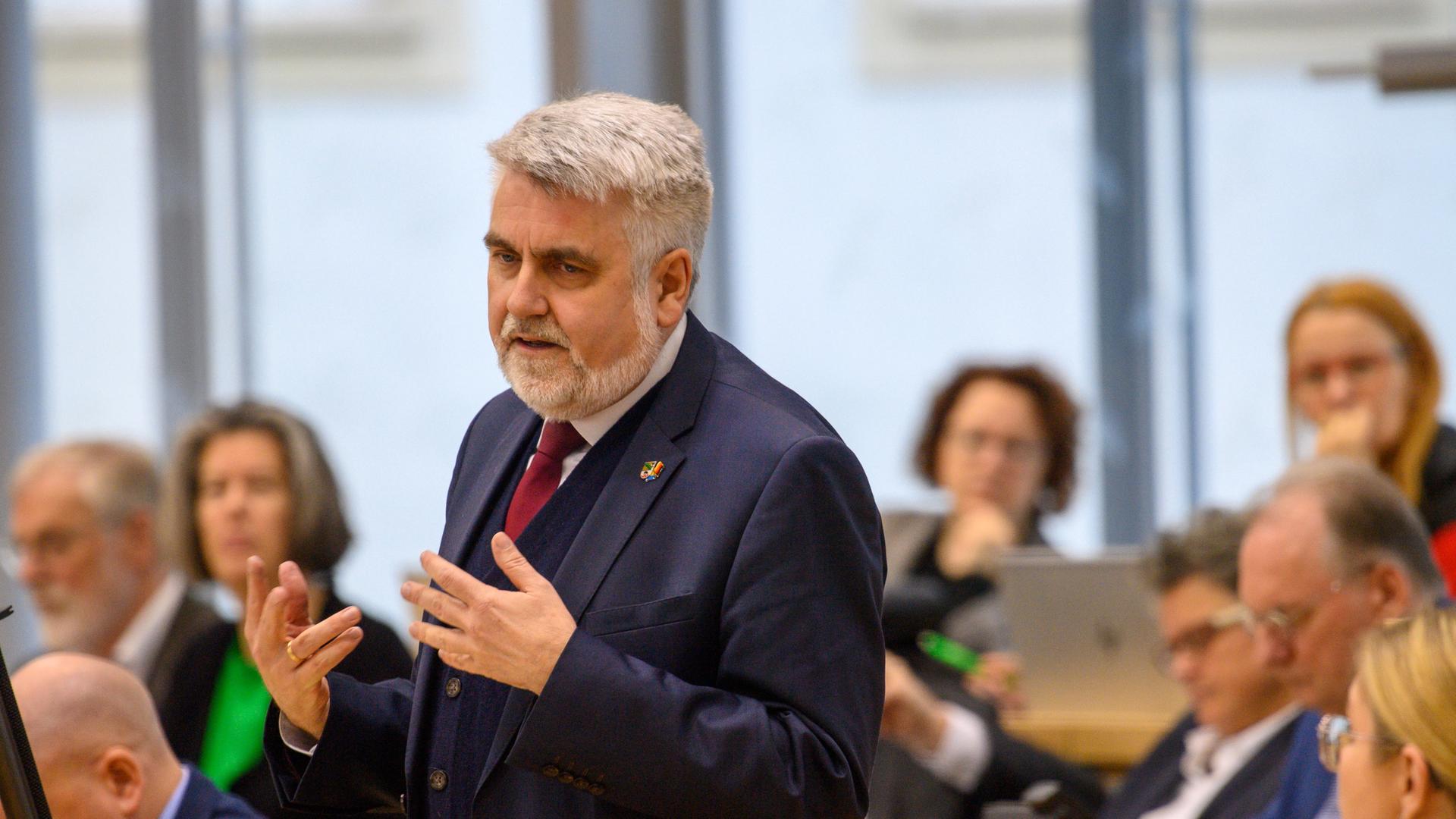 Zu sehen ist Armin Willingmann, SPD, Minister für Wissenschaft und Umwelt des Landes Sachsen-Anhalt, im Plenarsaal des Landtags in Magdeburg. Zu sehen ist Armin Willingmann, SPD, Minister für Wissenschaft und Umwelt des Landes Sachsen-Anhalt, im Plenarsaal des Landtags in Magdeburg.