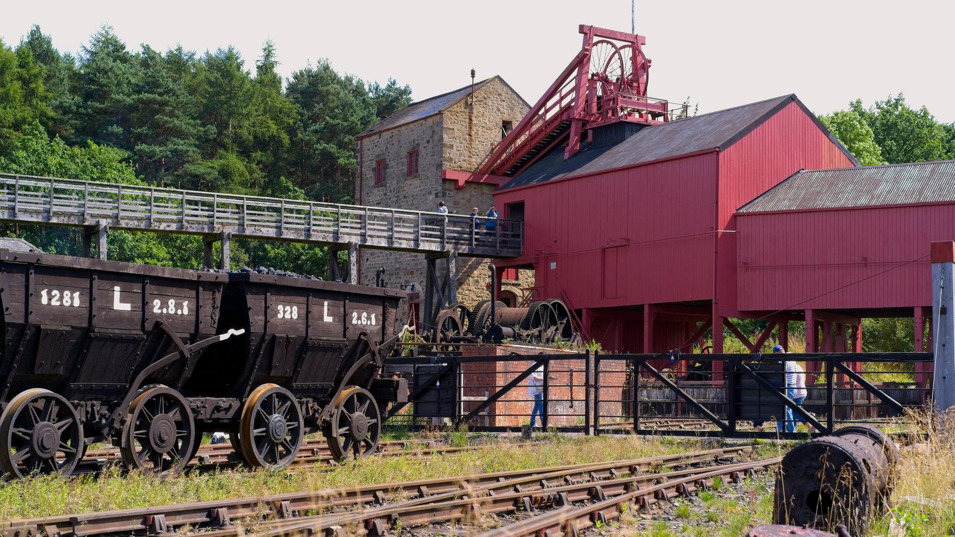 Das Kohlebergwerk und Wagons im Beamish Open Air Museum, das das Leben im Norden Englands mit Fokus auf den Bergbau darstellen. Das Kohlebergwerk und Wagons im Beamish Open Air Museum, das das Leben im Norden Englands mit Fokus auf den Bergbau darstellen.