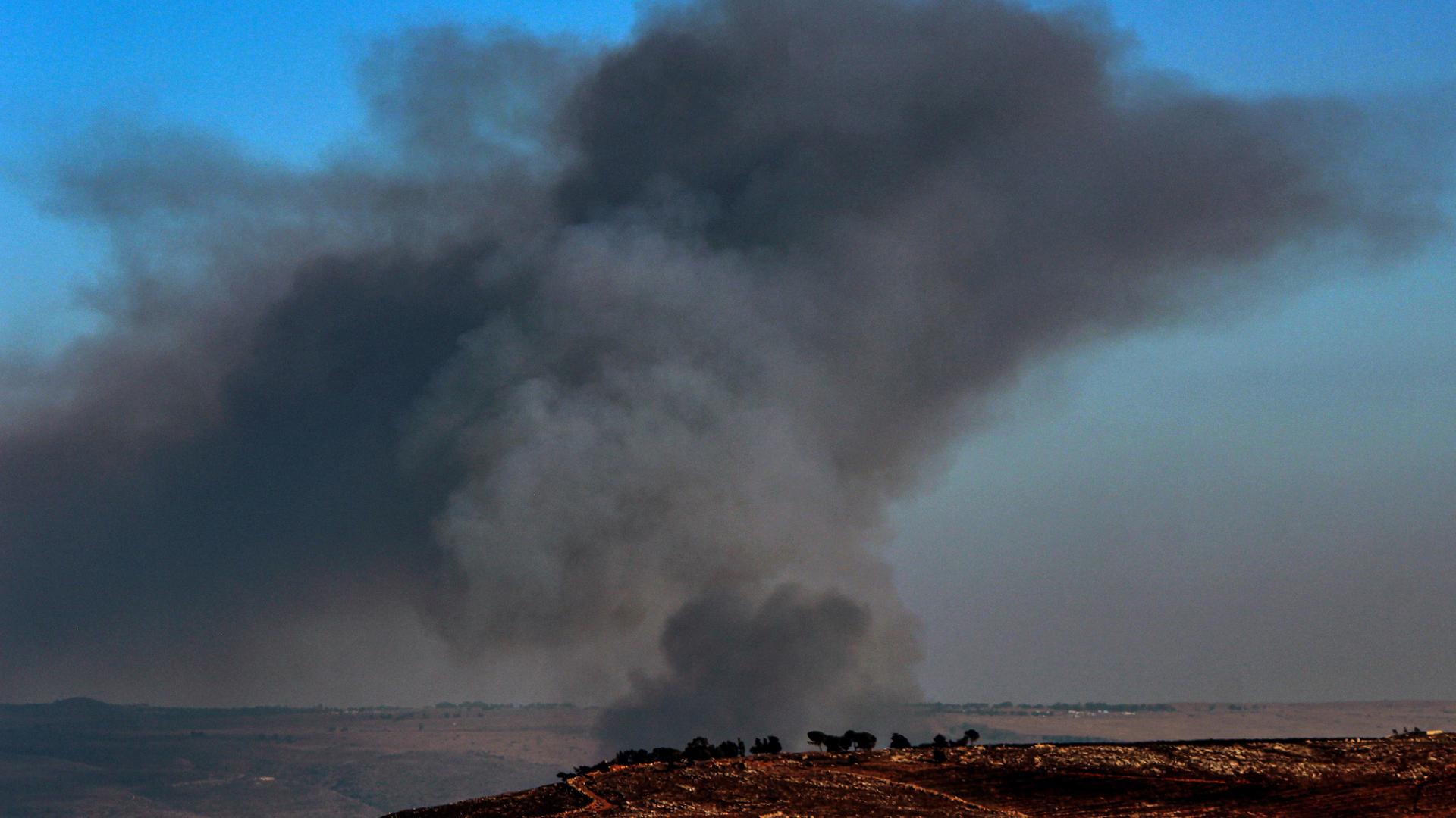 Starker Rauch steigt über einer israelischen Ortschaft im Norden von Israel auf.