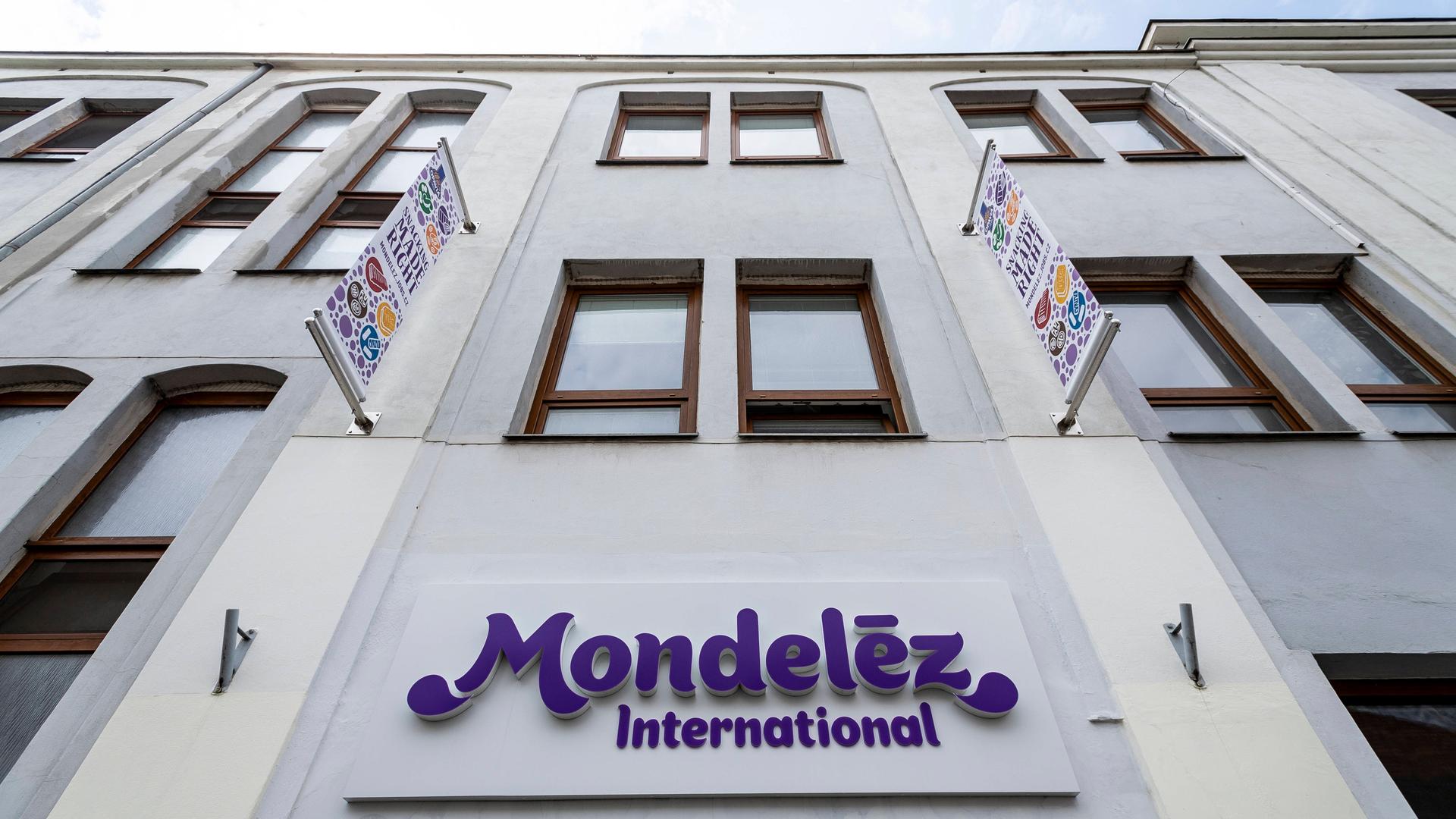 Der Schriftzug von Mondolez International an einer Hausfassade in Lovosice in der Tschechischen Republik. Der Schriftzug von Mondolez International an einer Hausfassade in Lovosice in der Tschechischen Republik.