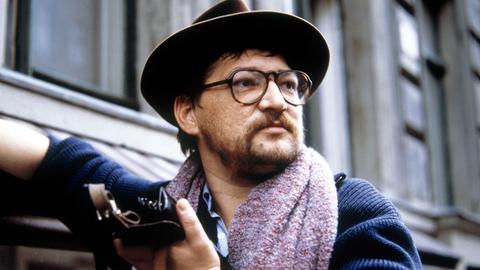 Der deutsche Regisseur und Schauspieler Rainer Werner Fassbinder bei den Dreharbeiten zur Fernsehserie ' Berlin Alexanderplatz 1979 