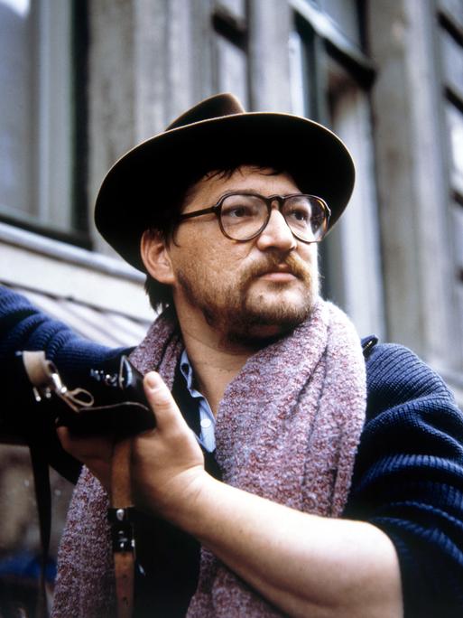 Der deutsche Regisseur und Schauspieler Rainer Werner Fassbinder bei den Dreharbeiten zur Fernsehserie ' Berlin Alexanderplatz 1979 