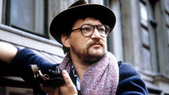 Der deutsche Regisseur und Schauspieler Rainer Werner Fassbinder bei den Dreharbeiten zur Fernsehserie ' Berlin Alexanderplatz 1979 