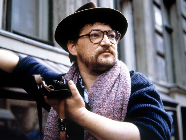 Der deutsche Regisseur und Schauspieler Rainer Werner Fassbinder bei den Dreharbeiten zur Fernsehserie ' Berlin Alexanderplatz 1979 