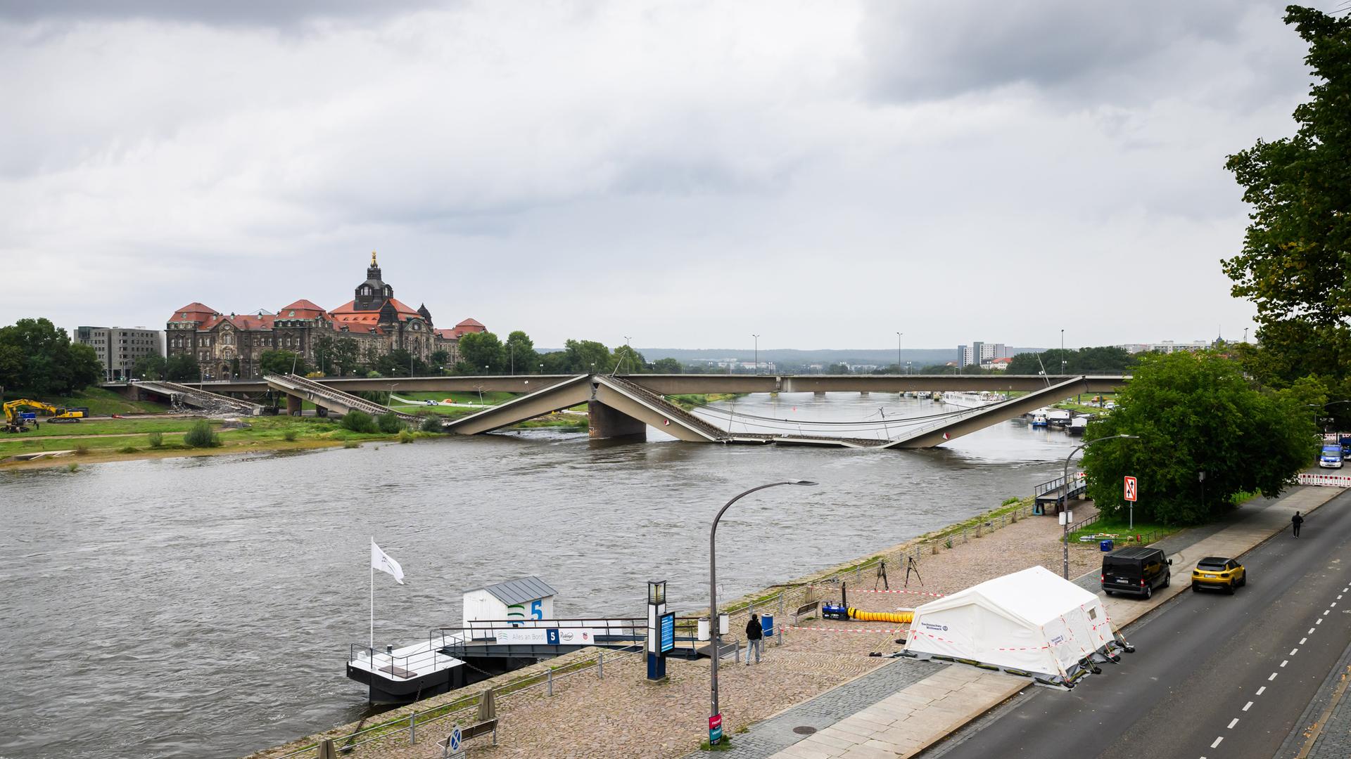 Blick auf die teilweise eingestürzte Carolabrücke über die Elbe vor der Staatskanzlei. 