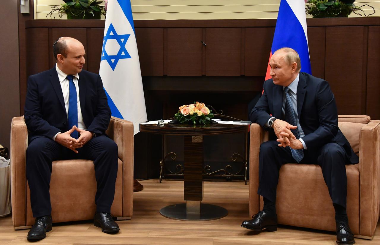 Der israelische Premierminister Naftali Bennett und der russische Präsident Wladimir Putin (r)