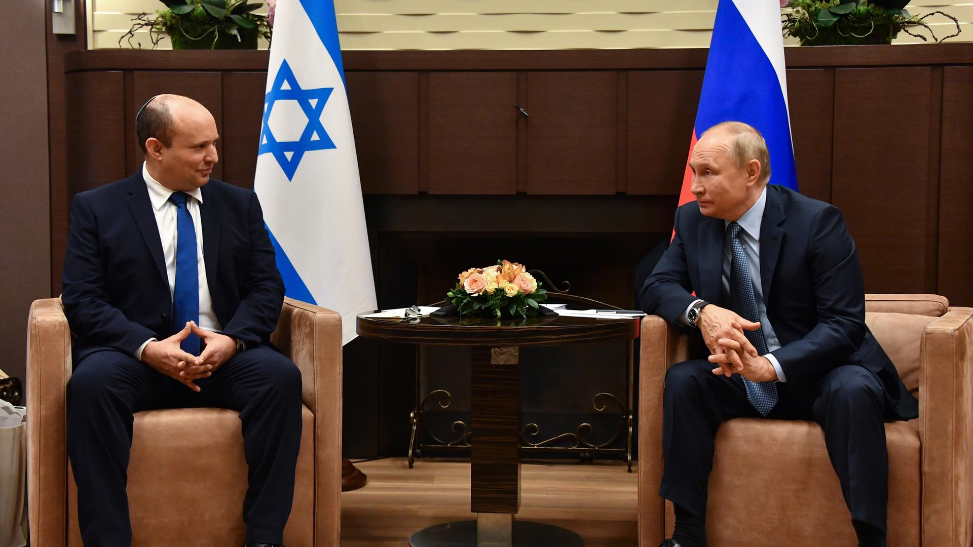 Der israelische Premierminister Naftali Bennett (links) und der russische Präsident Wladimir Putin