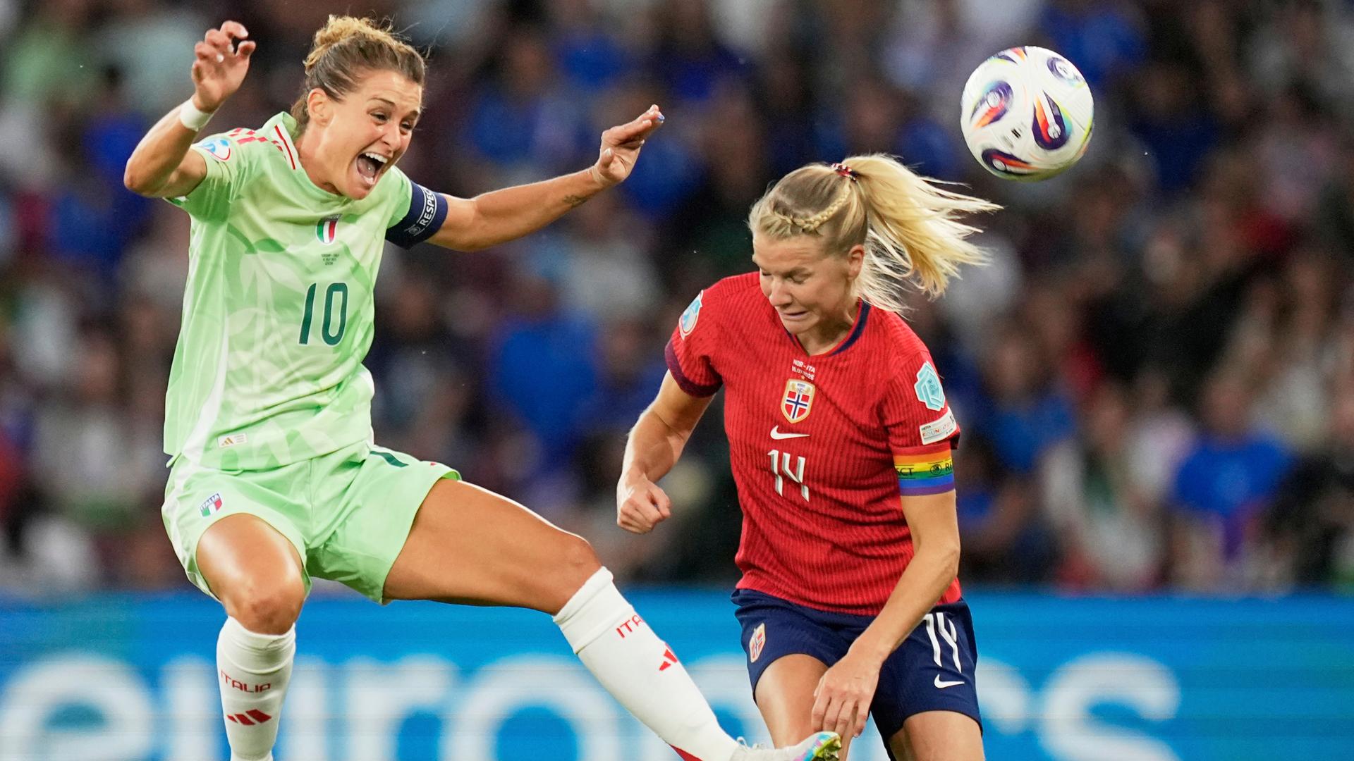 Italiens Cristiana Girelli (links) kämpft mit Norwegens Ada Hegerberg um den Ball.