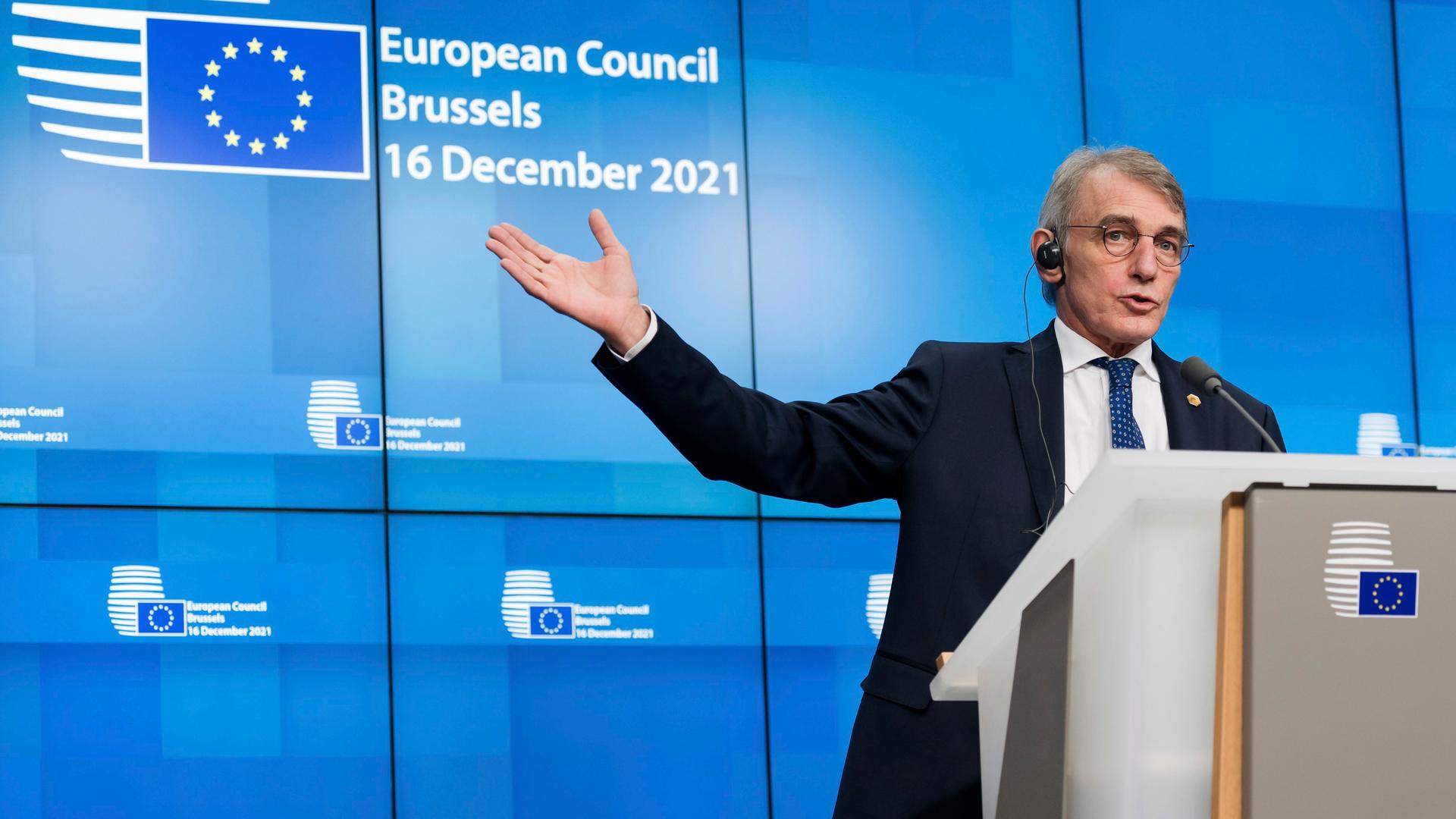 EU-Parlamentspräsident Sassoli steht hinter einem Rednerpult. EU-Parlamentspräsident Sassoli steht hinter einem Rednerpult.