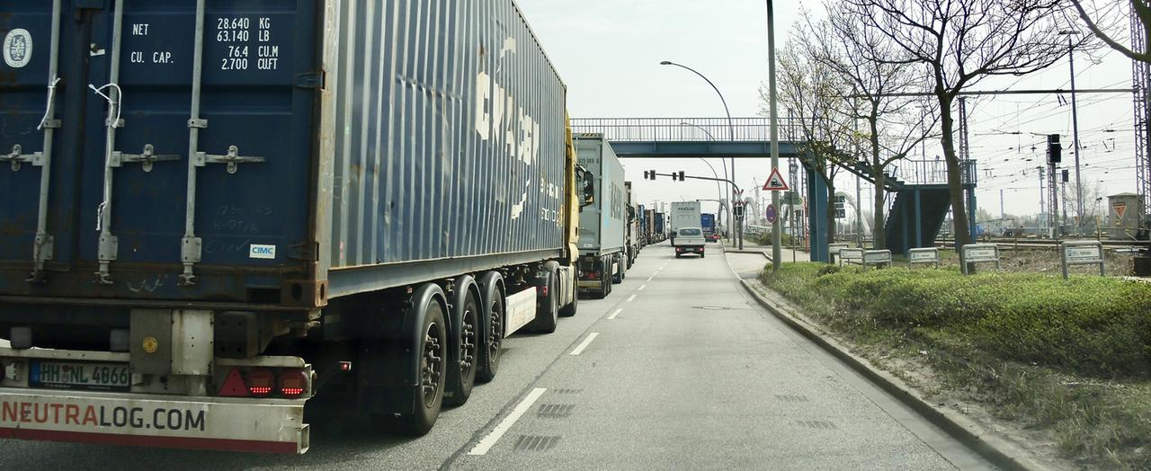Eine lange LKW-Schlange auf der Zufahrtsstraße zum Container-Terminal im Hamburger Hafen
