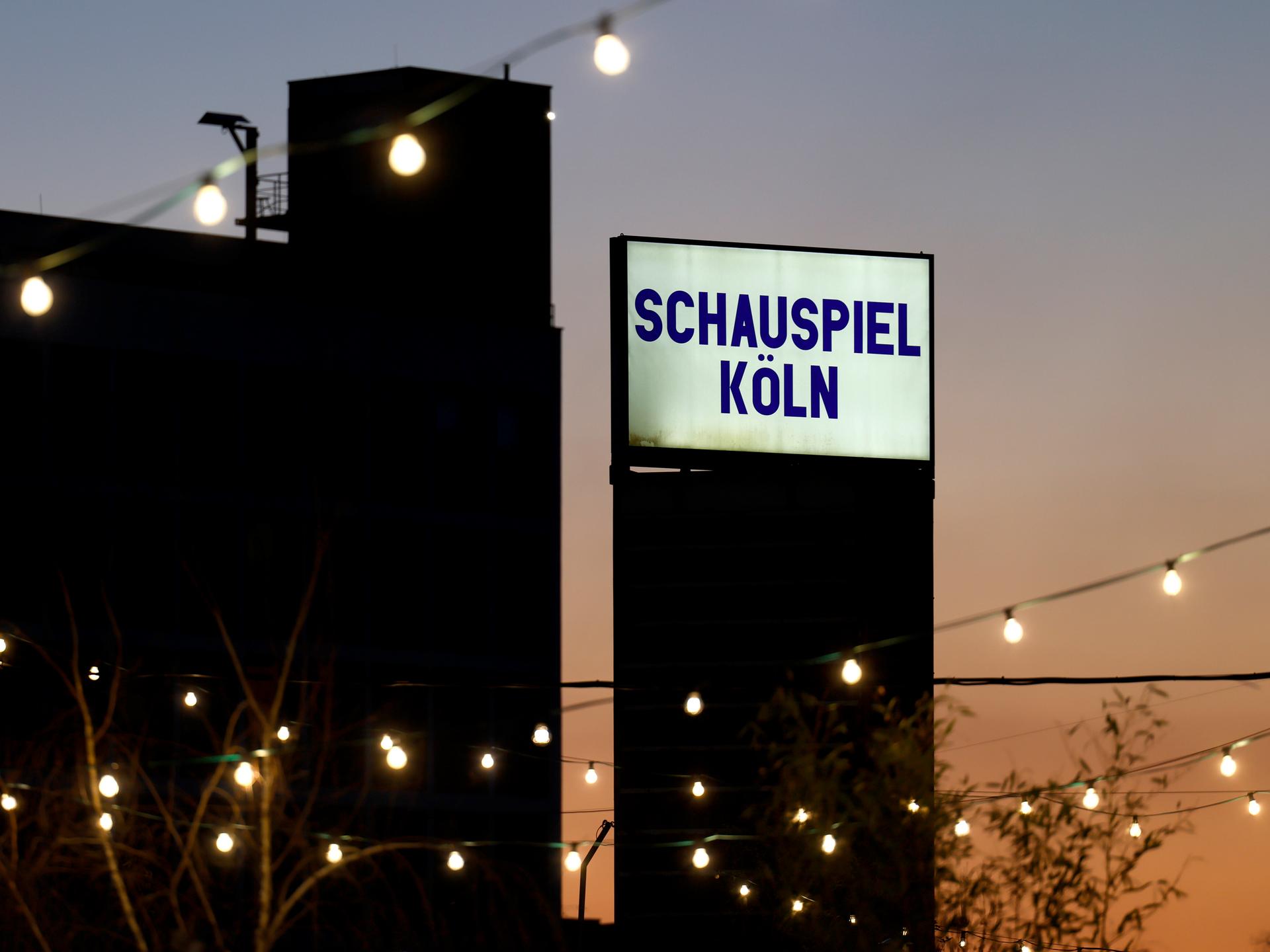 Der abendliche Blick auf ein Schild des Schauspiel Köln am Schauspiel Köln im Depot. 