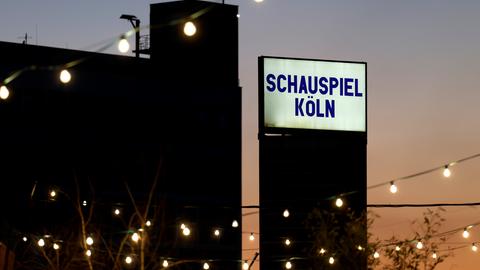 Der abendliche Blick auf ein Schild des Schauspiel Köln am Schauspiel Köln im Depot. 