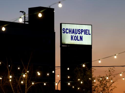 Der abendliche Blick auf ein Schild des Schauspiel Köln am Schauspiel Köln im Depot. 