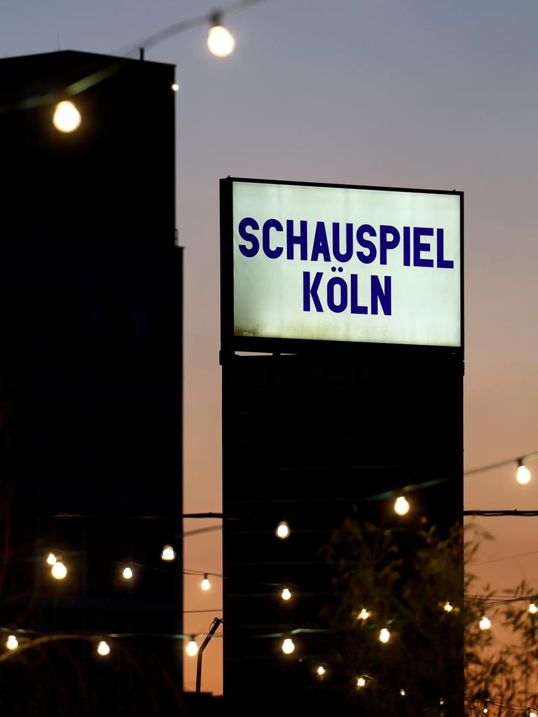 Der abendliche Blick auf ein Schild des Schauspiel Köln am Schauspiel Köln im Depot. 