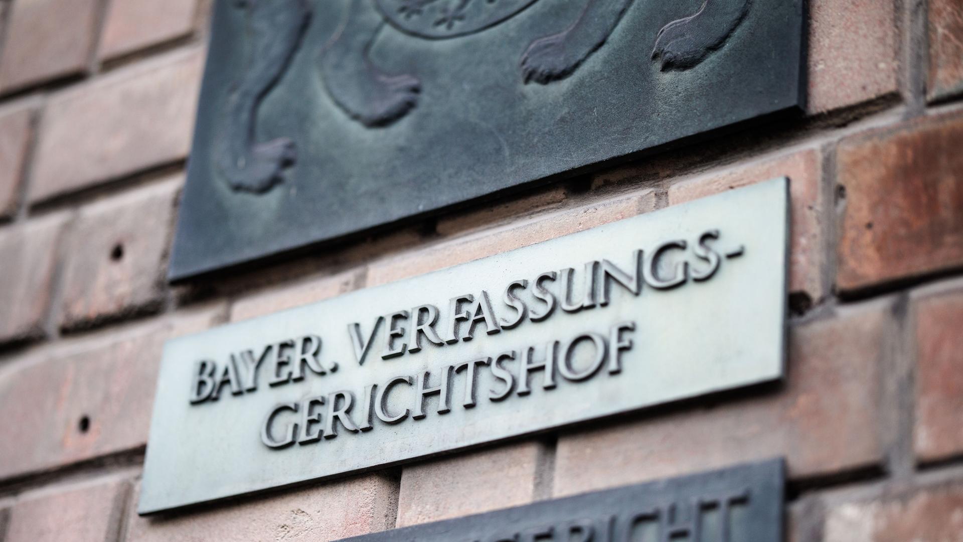 Der Schriftzug "Bayer. Verfassungsgerichtshof" ist auf einem Schild am Verfassungsgerichtshof in München zu sehen.