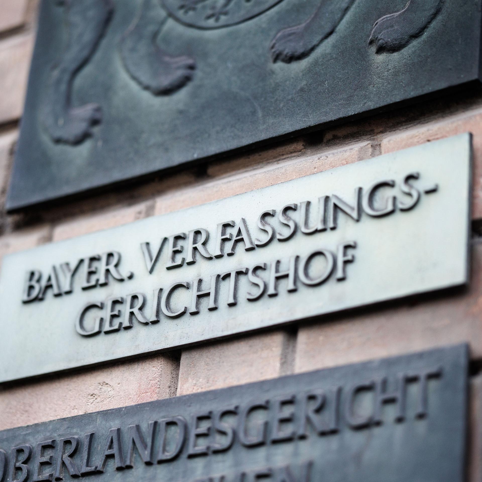 Der Schriftzug "Bayer. Verfassungsgerichtshof" ist auf einem Schild am Verfassungsgerichtshof in München zu sehen.