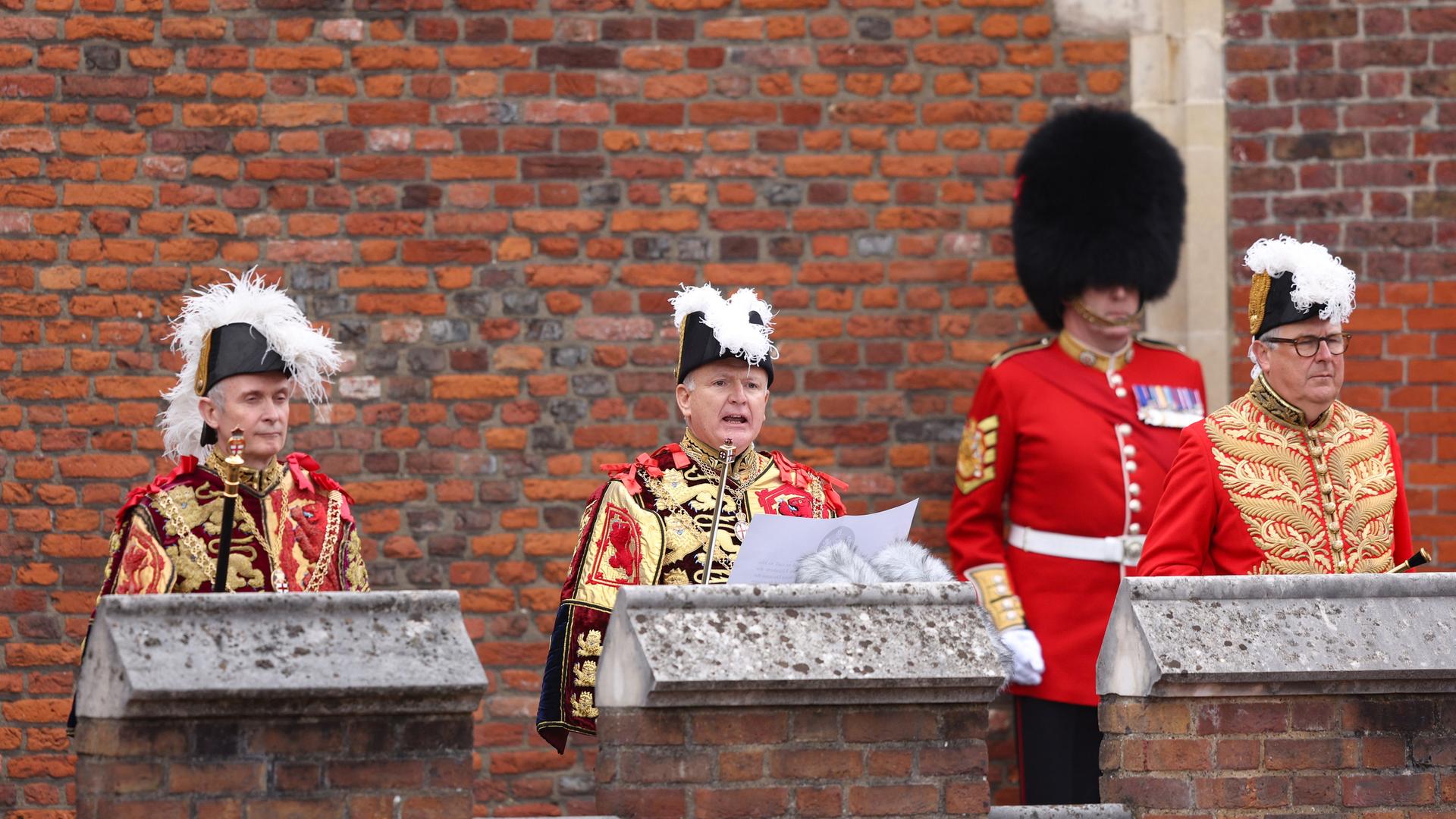 Ein Beamter verliest die Proklamation des neuen Königs, König Charles III., vom Balkon des Friary Court im St. James's Palace in London. Ein Beamter verliest die Proklamation des neuen Königs, König Charles III., vom Balkon des Friary Court im St. James's Palace in London.