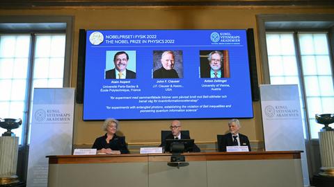 Das Kommitee verkündet die Vergabe des Physik-Nobelpreises an die drei Wissenschaftler, den Franzosen Alain Aspect, den US-Amerikaner John F. Clauser und den Österreicher Anton Zeilinger.
