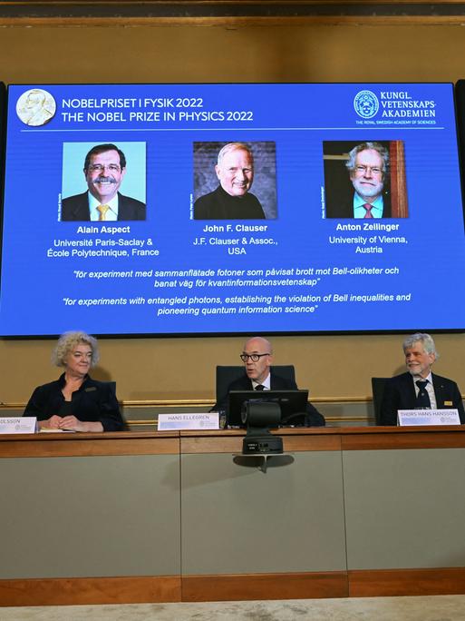 Das Kommitee verkündet die Vergabe des Physik-Nobelpreises an die drei Wissenschaftler, den Franzosen Alain Aspect, den US-Amerikaner John F. Clauser und den Österreicher Anton Zeilinger.