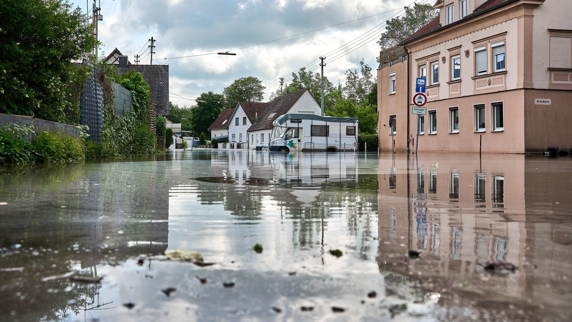 Hochwassergebiet in Günzburg in Bayern, Süddeutschland. Evakuierte Innenstadt, Gebäude stehen unter Wasser. Durchfahrt auf Straßen nicht mehr möglich, da gesperrt.