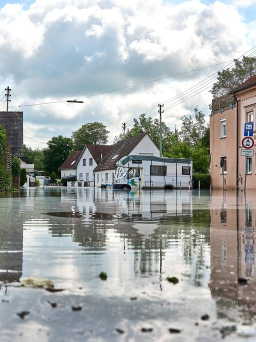 Hochwassergebiet in Günzburg in Bayern, Süddeutschland. Evakuierte Innenstadt, Gebäude stehen unter Wasser. Durchfahrt auf Straßen nicht mehr möglich, da gesperrt.