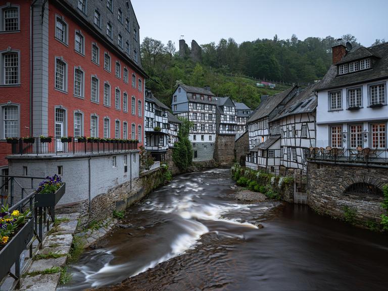 Blick auf historische Gebäude der Kommune Monschau