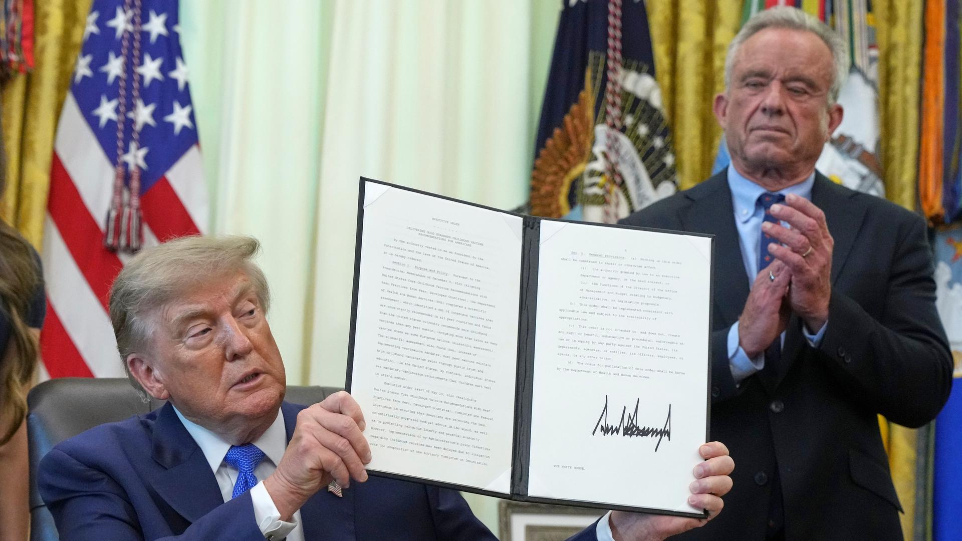 Das Foto zeigt US-Präsident Trump und Gesundheitsminister Kennedy.
