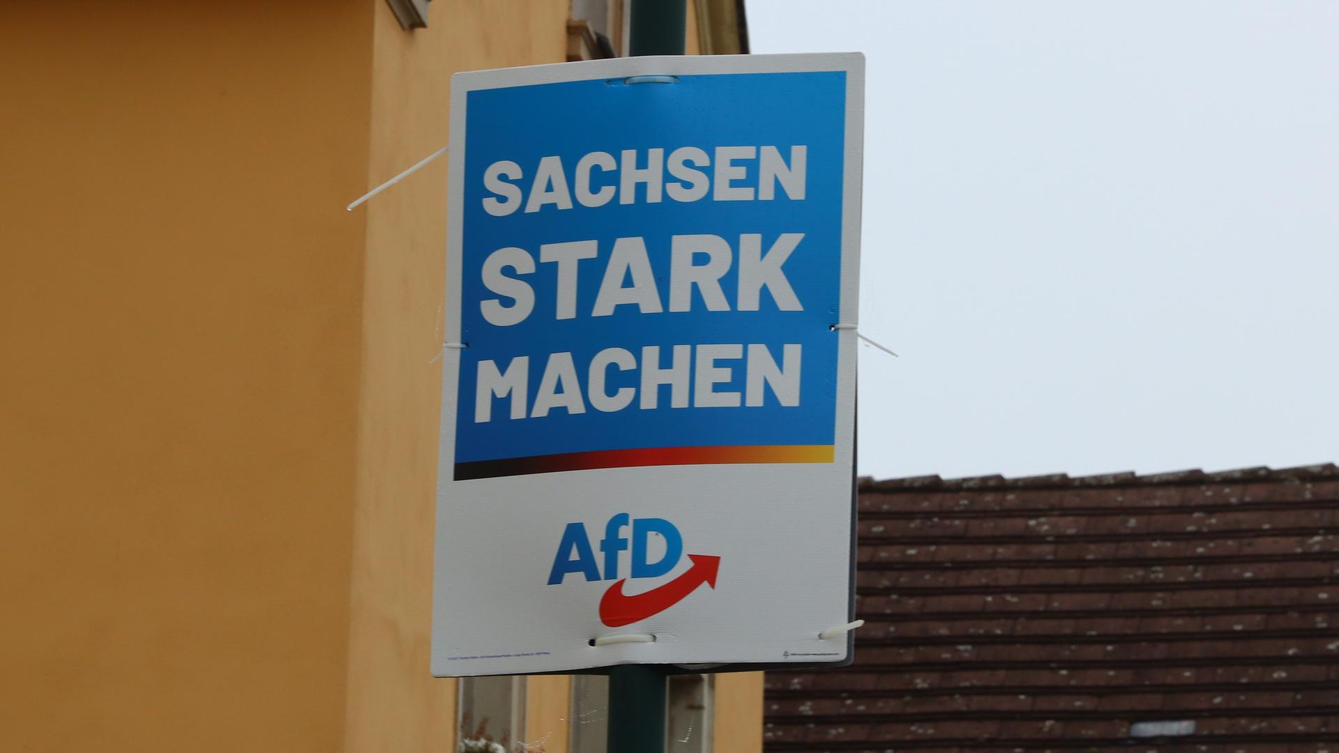 AfDäWahlplakat im Bundesland Sachsen. Darauf steht: Sachsen stark machen - AfD.