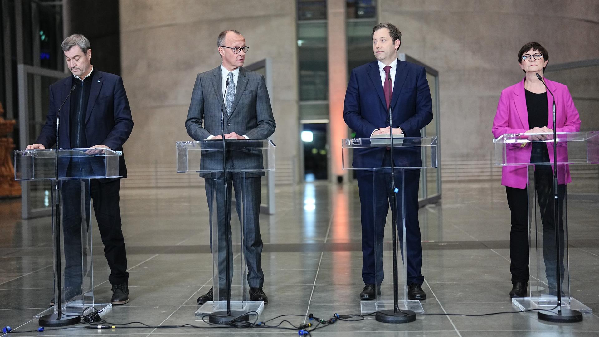 Markus Söder (l-r), Vorsitzender der CSU und Ministerpräsident von Bayern, Friedrich Merz, Kanzlerkandidat der Union, Fraktionsvorsitzender der Union und Bundesvorsitzender der CDU, Lars Klingbeil, Fraktionsvorsitzender der SPD und Bundesvorsitzender, und Saskia Esken, Parteivorsitzende der SPD, geben eine Pressekonferenz zu den Sondierungsgesprächen zwischen der Union und der SPD. 