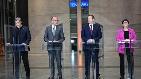 Markus Söder (l-r), Vorsitzender der CSU und Ministerpräsident von Bayern, Friedrich Merz, Kanzlerkandidat der Union, Fraktionsvorsitzender der Union und Bundesvorsitzender der CDU, Lars Klingbeil, Fraktionsvorsitzender der SPD und Bundesvorsitzender, und Saskia Esken, Parteivorsitzende der SPD, geben eine Pressekonferenz zu den Sondierungsgesprächen zwischen der Union und der SPD. 
