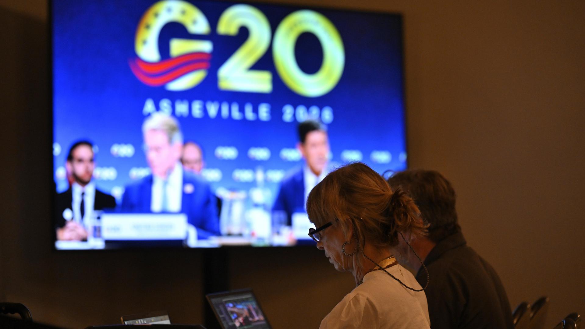 Aufnahme aus dem Pressebereich beim Finanzministertreffen der G20-Staaten in den USA. Auf einem Bildschirm wird eine Veranstaltung gezeigt, dabei ist das Logo der Veranstaltung - der Schriftzug G20 - zu erkennen.