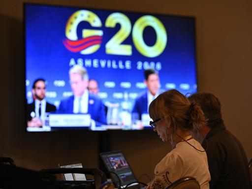 Aufnahme aus dem Pressebereich beim Finanzministertreffen der G20-Staaten in den USA. Auf einem Bildschirm wird eine Veranstaltung gezeigt, dabei ist das Logo der Veranstaltung - der Schriftzug G20 - zu erkennen. Aufnahme aus dem Pressebereich beim Finanzministertreffen der G20-Staaten in den USA. Auf einem Bildschirm wird eine Veranstaltung gezeigt, dabei ist das Logo der Veranstaltung - der Schriftzug G20 - zu erkennen.