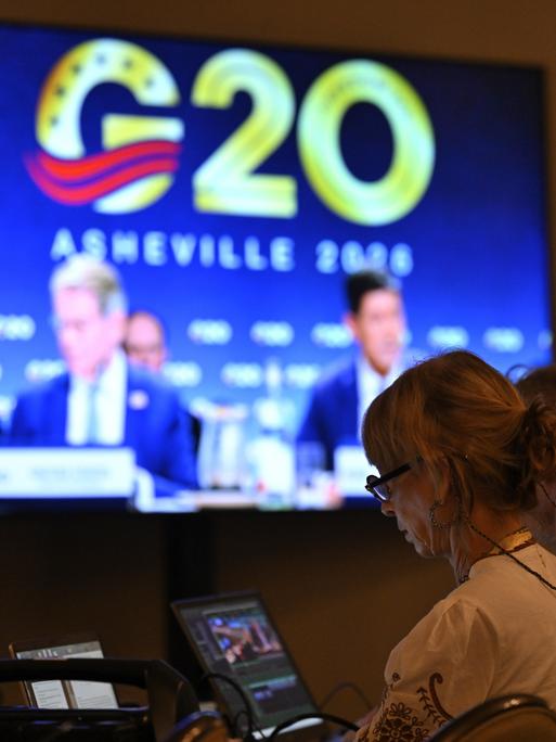 Aufnahme aus dem Pressebereich beim Finanzministertreffen der G20-Staaten in den USA. Auf einem Bildschirm wird eine Veranstaltung gezeigt, dabei ist das Logo der Veranstaltung - der Schriftzug G20 - zu erkennen. Aufnahme aus dem Pressebereich beim Finanzministertreffen der G20-Staaten in den USA. Auf einem Bildschirm wird eine Veranstaltung gezeigt, dabei ist das Logo der Veranstaltung - der Schriftzug G20 - zu erkennen.