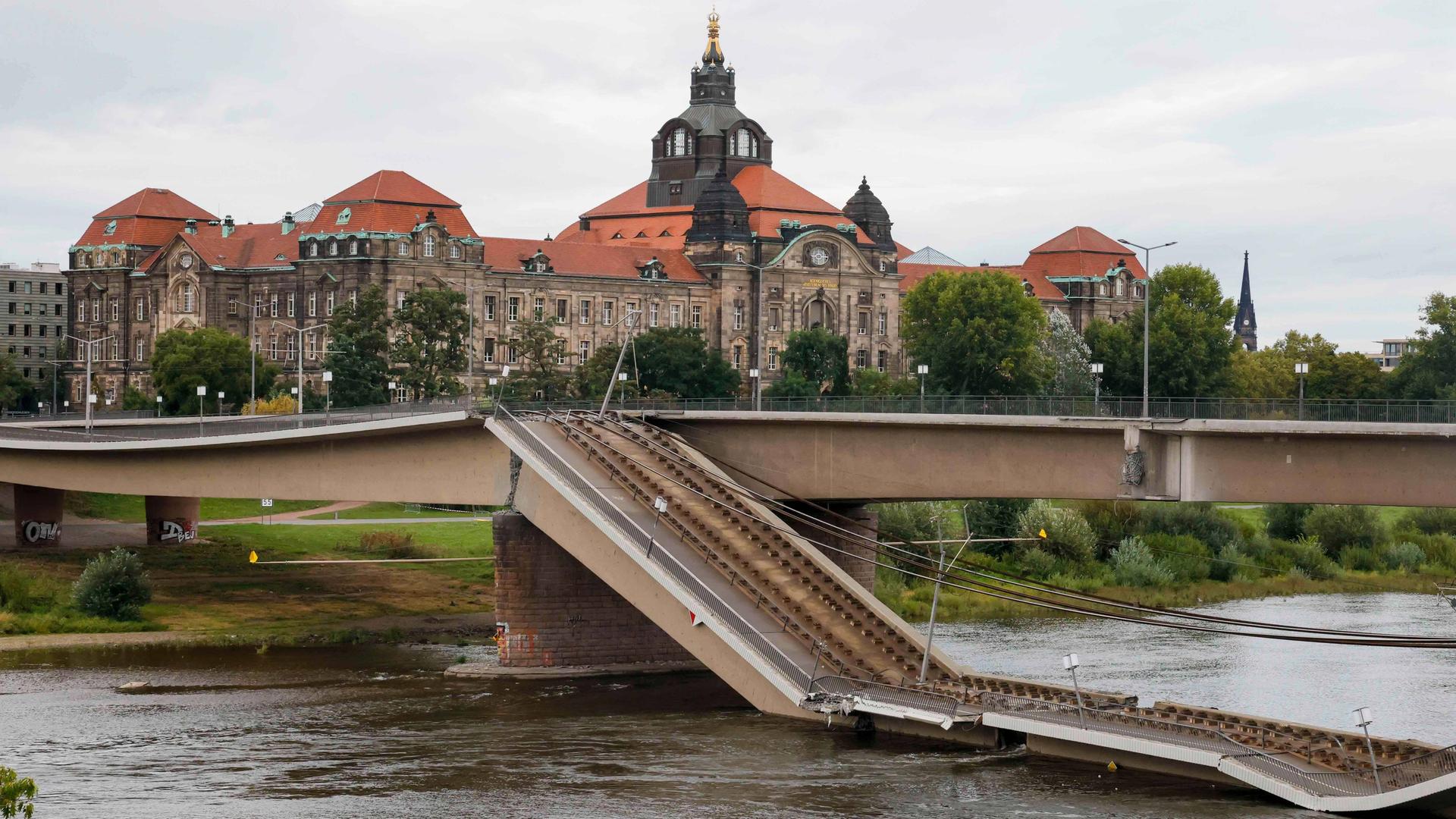 In Dresden ist in der Nacht zu Mittwoch die Carolabruecke zum Teil eingestuerzt.