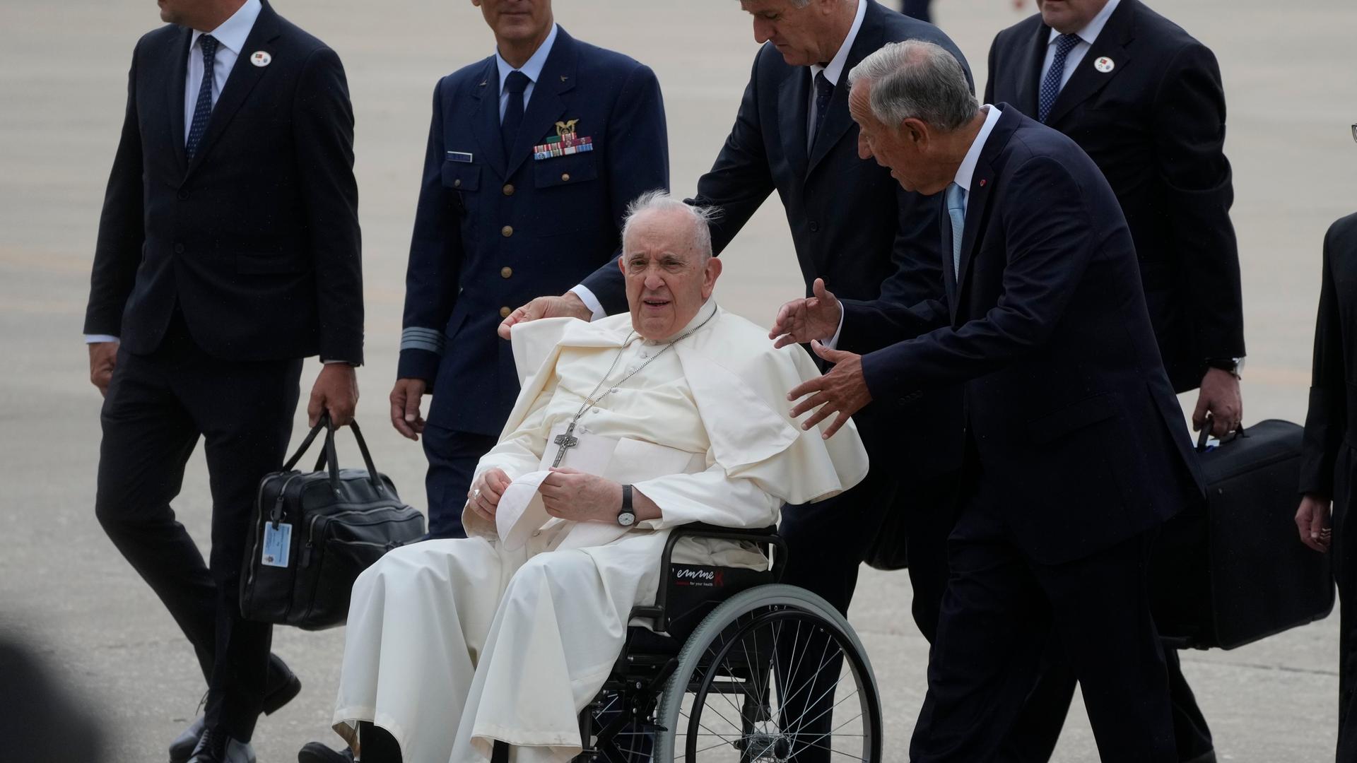 Papst Franziskus wird in Lissabon zum Weltjugendtag empfangen. Er sitzt im Rollstuhl.