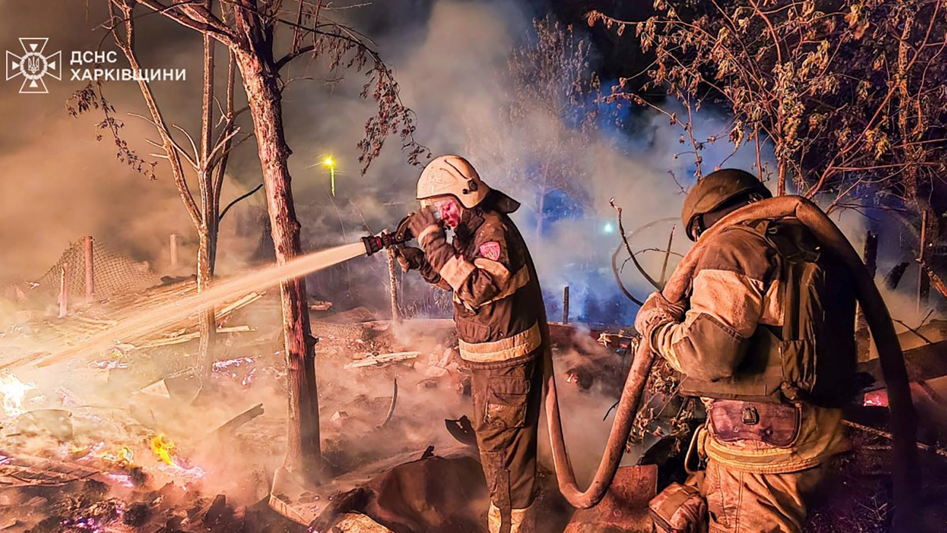 Feuerwehrleute löschen ein Feuer nach einem russischen Drohnenangriff in Charkiw, Ukraine. Feuerwehrleute löschen ein Feuer nach einem russischen Drohnenangriff in Charkiw, Ukraine.