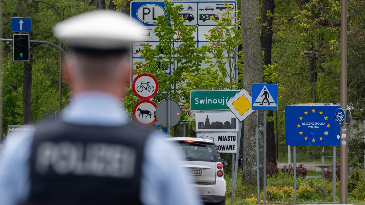 Polizisten führen an der deutsch-polnischen Grenze im Kreis Vorpommern-Greifswald Kontrollen durch. 