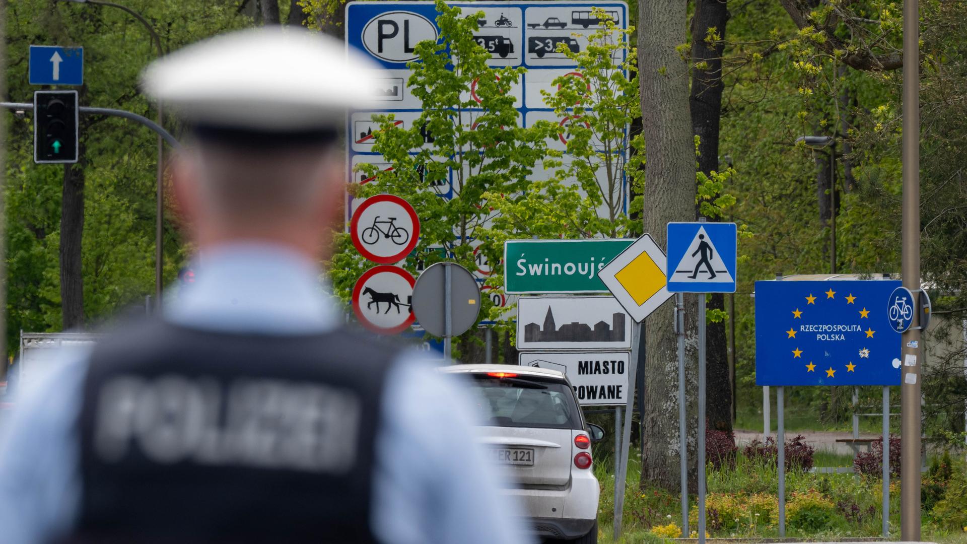 Polizisten führen an der deutsch-polnischen Grenze im Kreis Vorpommern-Greifswald Kontrollen durch. 