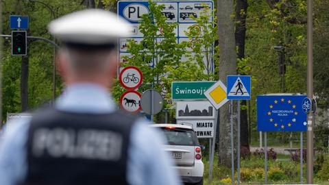 Polizisten führen an der deutsch-polnischen Grenze im Kreis Vorpommern-Greifswald Kontrollen durch. 