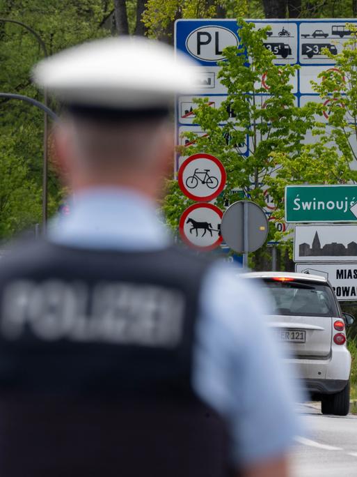 Polizisten führen an der deutsch-polnischen Grenze im Kreis Vorpommern-Greifswald Kontrollen durch. 