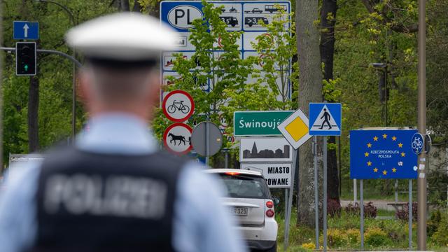 Polizisten führen an der deutsch-polnischen Grenze im Kreis Vorpommern-Greifswald Kontrollen durch. 