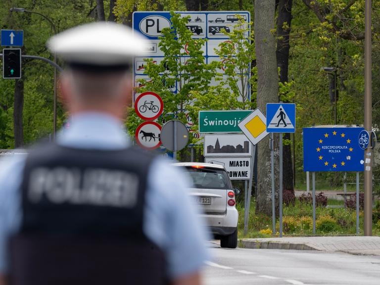Polizisten führen an der deutsch-polnischen Grenze im Kreis Vorpommern-Greifswald Kontrollen durch. 