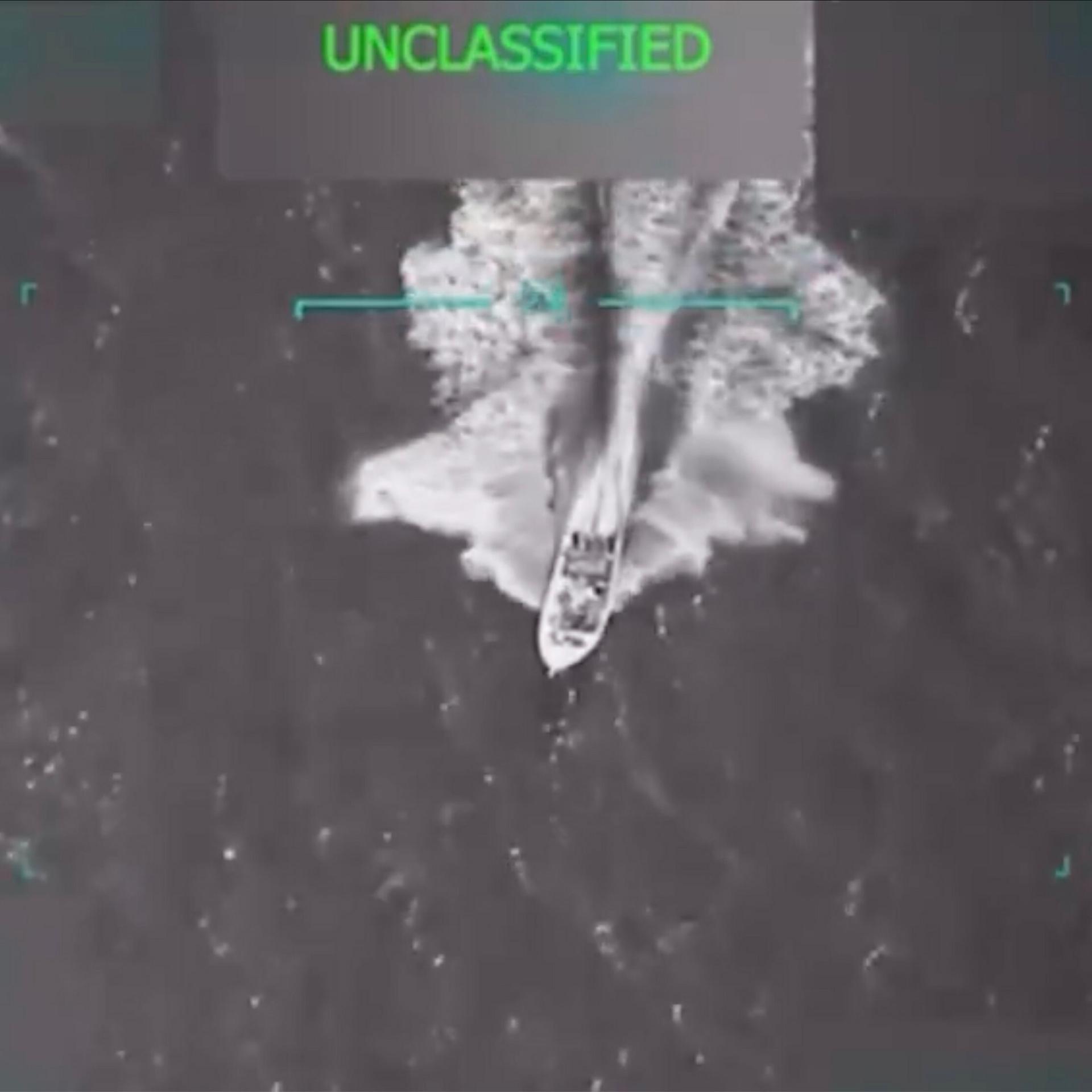 Luftaufnahme eines mit offensichtlich hoher Geschwindigkeit fahrenden Schnellboots.