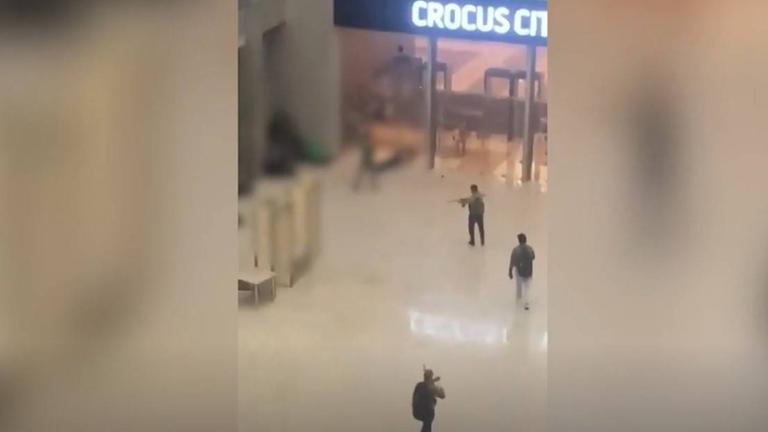 Bewaffnete mit automatischen Waffen eröffneten das Feuer auf die Menschenmenge in der Konzerthalle Crocus City Hall nahe Moskau.